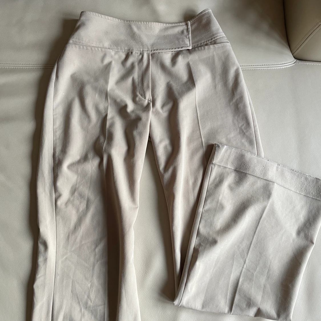 Beigefärgade kostymbyxor