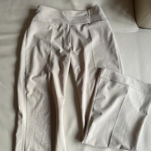 Beigefärgade kostymbyxor  - Säljer min kostymbyxa i beige pga att jag tröttnat på dem💘