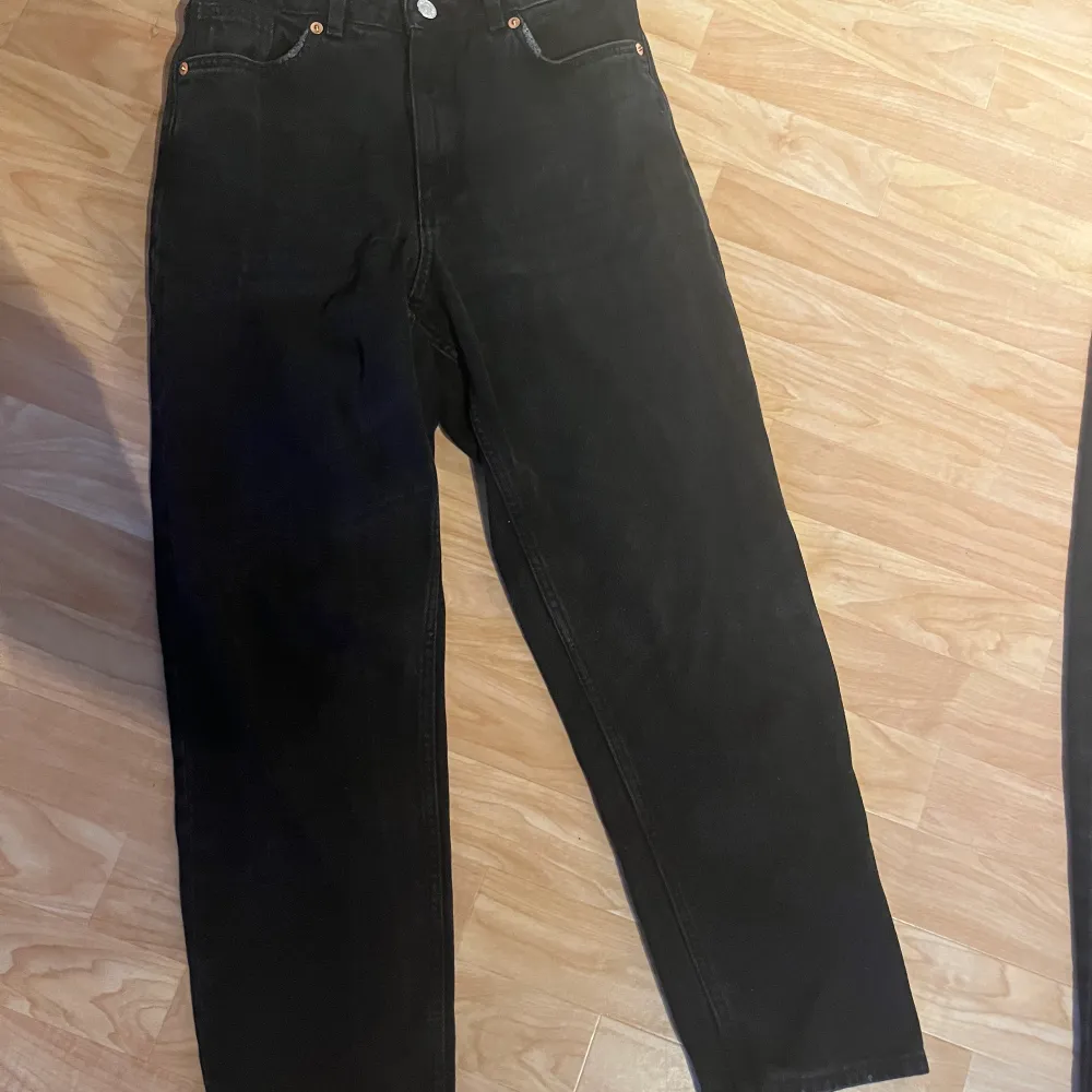 Fina jeans ifrån monki inte använda mycke så fint skick. Passar mig som normalt har s/m i jeans☺️. Jeans & Byxor.