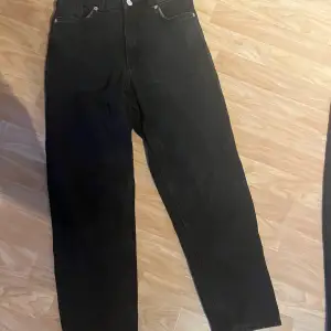 Fina jeans ifrån monki inte använda mycke så fint skick. Passar mig som normalt har s/m i jeans☺️