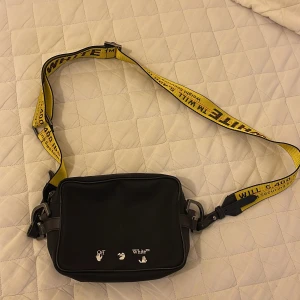 Off white väska - Off white väska, använd fåtal gånger! Alla tags är fortfarande på! Och vid mer intresse kan jag visa kvittot