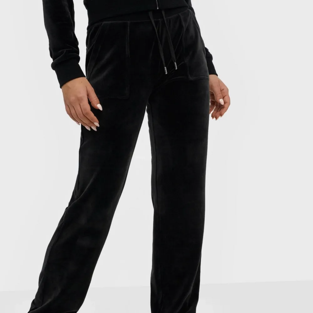 Säljer svarta juicy couture byxor, använda 2-3 gånger i storlek M. Jeans & Byxor.