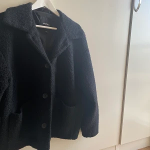 Kort kappa - Säljer denna superfina höst jackan med lite fluffig material från monki. Strl M och säljer för 349kr inklusive frakt!