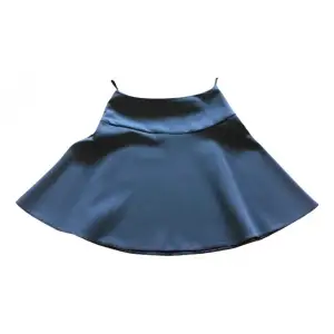 Gullig grå kjol från Prada i mycket bra skick! 96% bomull 4% elastan