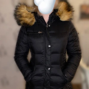 Rock and blue jacka - Säljer min rock and blue jacka Beam 89915!  Använd, men i fint skick. (Ända tecknet på användning är en liten röd fläck på armen)  Ny pris = 3199kr  Mitt pris = 1500kr prutat o klart!  Kontaktas via Plick eller sms 0733262004 