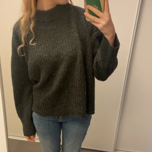 Stickad tröja - Stickad tröja i storlek xs från hm. Ganska kort och lite overzise. Använd ett par gånger men ändå bra skick!