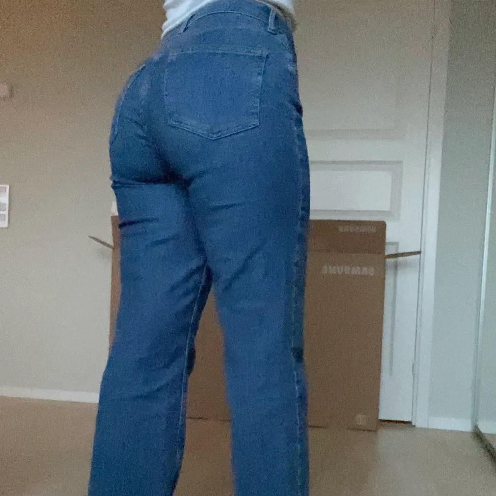 Ett par mörkblåa jeans från Cubus i strl S som är använda en del men det är inget som synd mer än på lappen som är lite lös. Nypris 399kr💙. Jeans & Byxor.