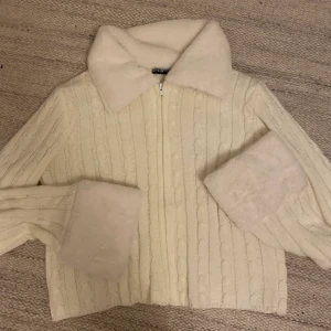 Söt kofta☁️☁️ - En jättegullig och fin kofta från Shein som tyvärr inte kommit till användning. Superfin nu till Jul!!🤍🤍