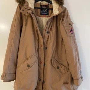 Bondelid Vinterjacka - Vinterjacka från Bondelid.   Sparsamt använt. Färg: Beige med fina detaljer Storlek: XS (men stor i storleken och den känns mer som en S) 