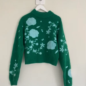 Stickad tröja  - Varm och fin stickad tröja i ullblandning från H&M studios. Stickad i samma svenska fabrik som bla Acne Studios så väldigt bra kvalitet. kliar inte alls. 