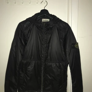 Stone Island vindjacka  - Stone Island vindjacka,  Cond 9/10 äkthet kan bevisas privat. Kan bytas  Billigare vid snabb affär