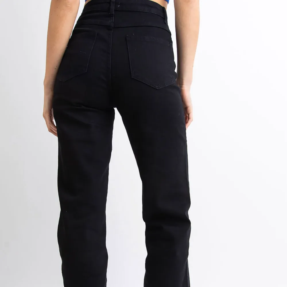 Säljer då de inte kommer till användning för mig längre, köparen står för fraktkostnaden💘💘 De är i storlek 34 och längd 32!🫶. Jeans & Byxor.