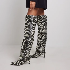 Nakd stövlar - Kikar intresset på dessa stövlar från Na-KD, endast testade. Kommer annars att skicka tillbaka dessa då det stod mellan 2 par! Nypris 899kr🧚🏼Klackhöjd 6cm, storlek 37