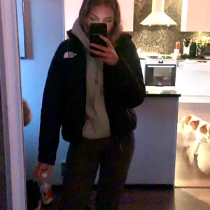 North face jacka - North face jacka.  Pris går att diskutera.Köpte den i förra året jätte bra skick förutom att märket på baksidan har gått av lite som man kan se på bilden. Det är en S men den är åt xs hållet.  🥰