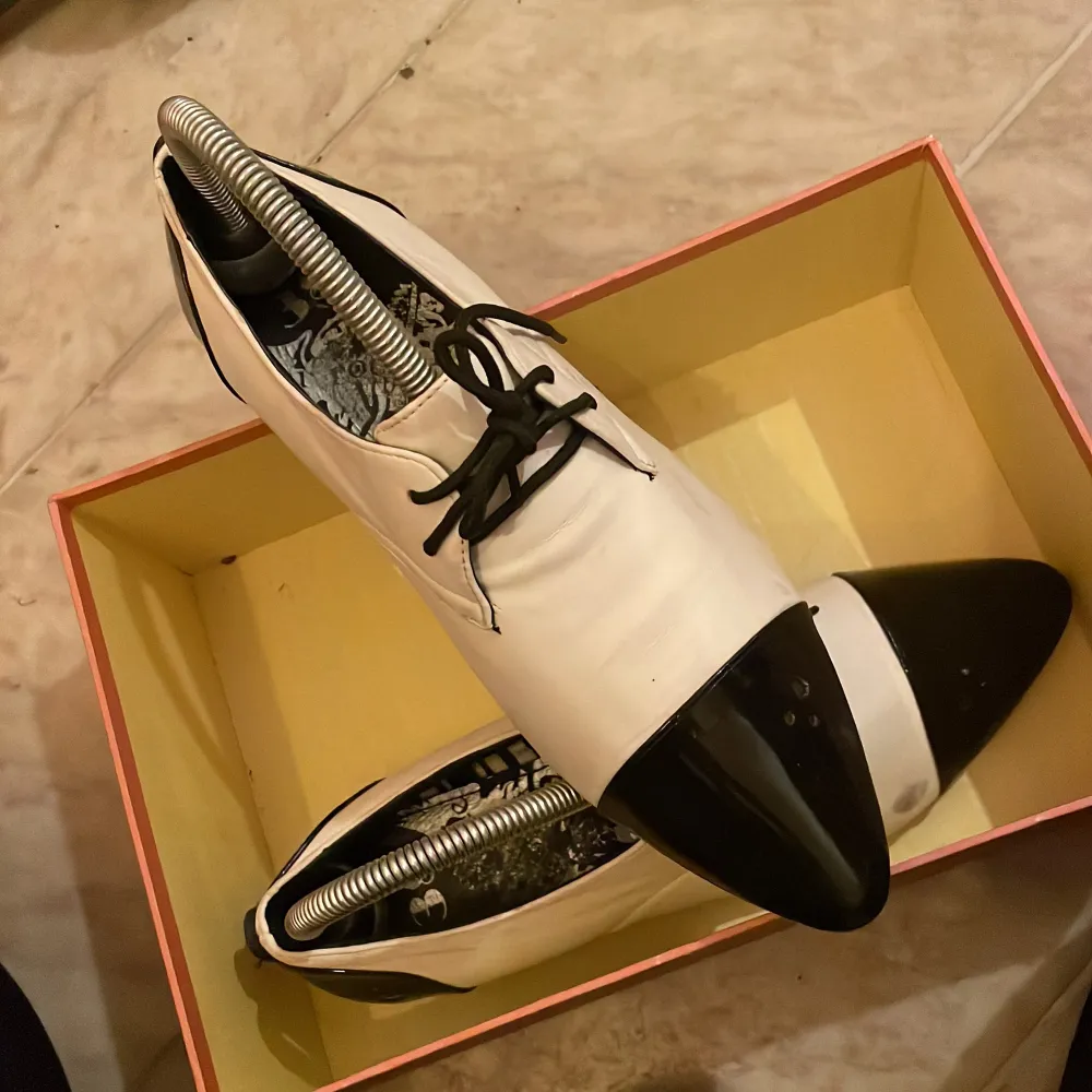 Fin skor glansiga svart vita, några små näst intill omärkbara märken. Mitt pris: 69kr + frakt 49kr (står köparen för). Skor.
