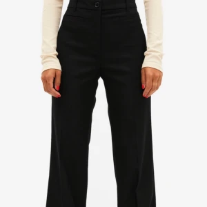 Svarta kostymbyxor monki - Superfina svarta kostymbyxor från monki i bra skick. 