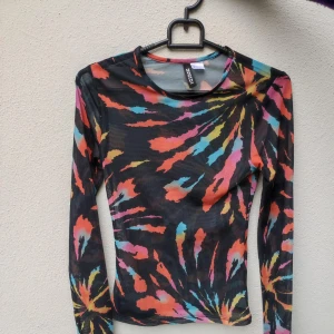 Färglad topp - Skriv privat om du vill köpa, använd ej köp nu funktionen❤ Frakt 13kr