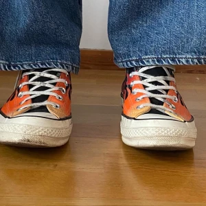 Converse Chuck Taylor 70 - Converse Chuck Taylor 70 black flame.  Pris: 249kr  Storlek 42  Modellen är 179cm och väger 84kg, har vanligtvis på sig 33/33 i byxor och M i tröjor