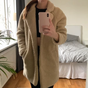 Teddykappa - Beige kappa med teddymaterial. Från Only 