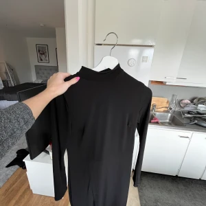 Svart klänning från Nakd - Svart basic, tight klänning från Nakd. Använd 1 gång.🖤