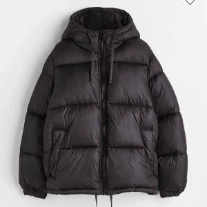 Puffer jacka - PufferJacka med huva. Tjock och varm till vintern!