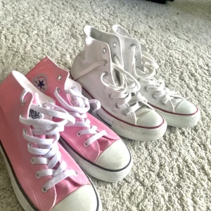 Converse 35, 36 - Rosa storlek 35 vita 36, 200kr styck, 300kr för båda :))) bra skick, knappt använda