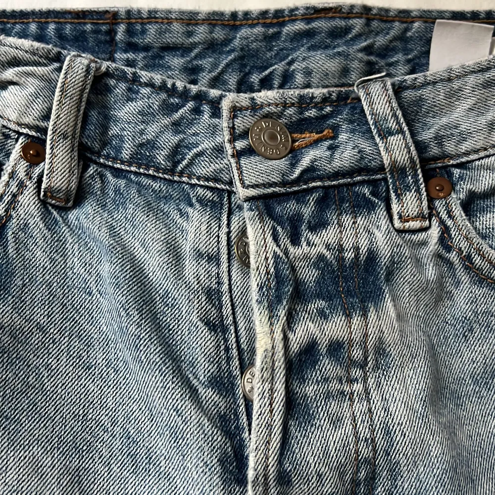 Vintage fit cropped boyfriend jeans med hög midja från H&M & Denim. Helt okej skick men lite slitna här och där som bilderna visar.   Original pris: 299kr Frakt: 29kr. Jeans & Byxor.