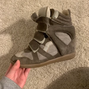 Isabel marant skor - Beige/gröna Isabel marant skor köpta på vestaire collective, näst intill oanvända!💘 Säljer då de inte kommer till användning, stl 38🥰 Skriv för fler bilder!