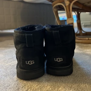 Uggs - Säljer mina äkta uggs i storlek 35! Använda en vinter men är i bra skick🙌🏼(Köparen står för frakten)💓💓
