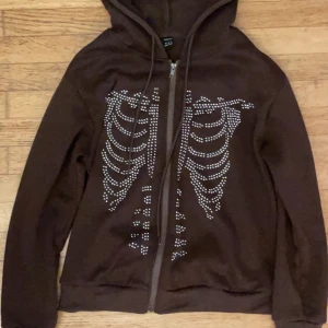 Y2k zipup - Fin zipup från shein som jag inte använder och som endast använts ett fåtal gånger. Ej min stil längre! Den är i bra skick och har inga defekter! Materialet är mjukt och skönt.