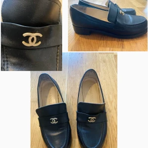 Äkta Chanel skor loafers klackskor boots design designer svarta märkes shoes - Säljer dessa ÄKTA chanel skor, i storlek 36. Använda några gånger. Chanel skobox medföljer. 