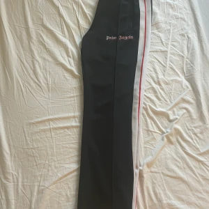 Palm Angels x Playboi Carti byxor - Kvitto finns. Vid köp av hela tracksuiten 3.000:-