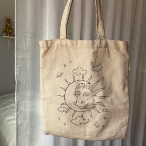 Tygväska  - Fin tygväska från shein jag ej använder! Tecken på användning finns, men fortfarande väldigt fin. Köparen betalar för frakten och katt finns i hem 🏠 