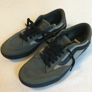 Vans skor 7,5  - Helt sprojlans skor i storlek US 7,5/ EUR 40! Oanvända. Möts helst upp i stockholm men kan även fraktas om du betalar.  Säljer pga fel storlek för mig.  Medkommer ett par extra gröna skosnören!  Berle pro model