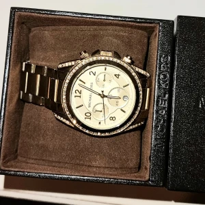 Michael Kors klocka  - Använd fåtal gånger, fick den i present för ca 3 år sedan. Kommer med tillhörande ask och kedjor. Behöver bytas batteri på den.