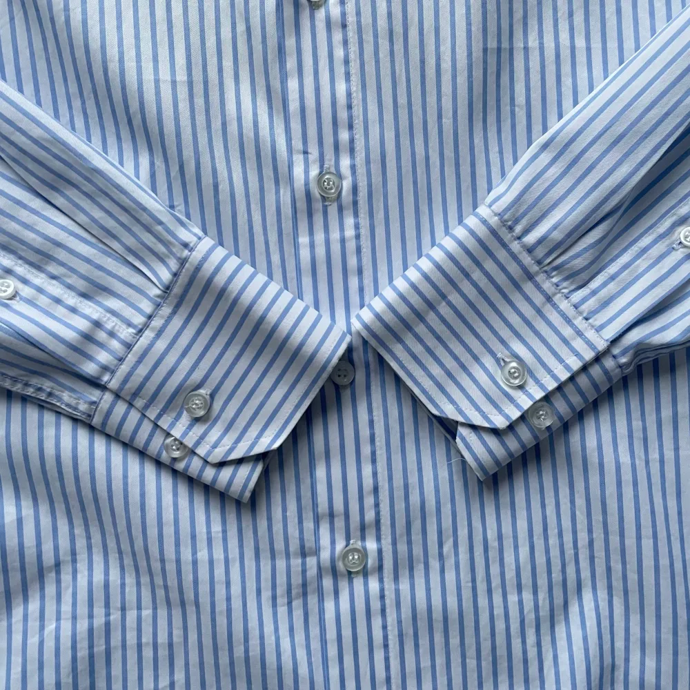 Blå & vit randig skjorta i en lite mjukare och skönare material. Den är 10/10 skick har använts sällan och fåtal gånger. Storlek S/M. Skjortor.