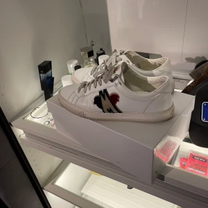 Moncler skor - Säljer nu mina skjukt snygga Moncler skor en model som inte är vanlig  cond 8,5/10 storlek 44  nypris 5000kr byte kan vara intressant skicka vad ni har