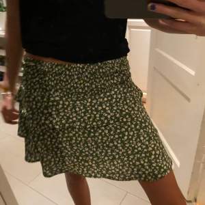 Blommig grön kjol från vero Moda i storlek xs💚
