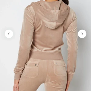Juicy Couture Mjukis Set - Säljer nu min älskade klassiska Juicy-dress i sammet. Beige fin färg som passar till allt. Storlek S i både över och underdel. Näst intill nyskick då jag inte hunnit använda dom så mycket, ett par månader gamla! 