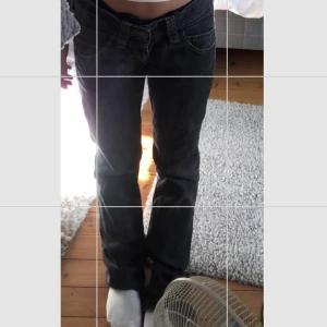 Lee jeans - Lågmidjade Lee jeans i en supersnygg gråaktig färg, skulle gissa på w28 ungefär, väldigt stora på mig så har satt in en skosnöre men de är enkelt att bara dra ut, också väldigt långa på mig som är ca 164, har vikt upp dom på bilderna typ L34 eller nåt 