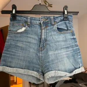 Bekväma blå denim shorts från Jennyfer. Mycket bra skick men är för små för mig. Har lite stretch.   Original pris: 200kr Frankt: 29kr 