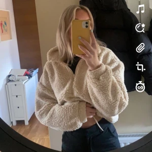 Teddy tröja  - Säljer denna varma mysiga teddy tröjan. Jättevarmt o skön, kan nästan användas som jacka nu när det börjar bli lite kallare💓