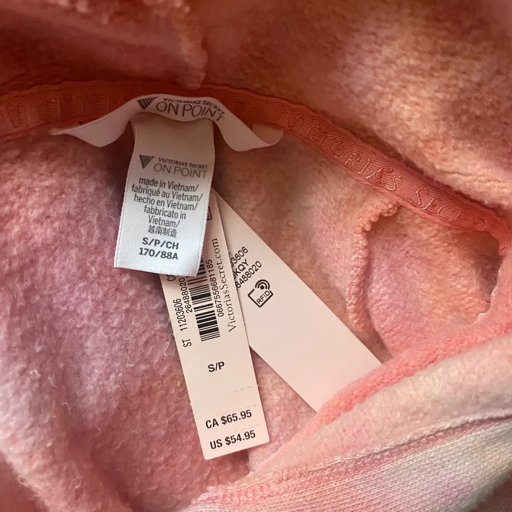 Supersnygg Victoria secret hoodie, croppad, oanvänd med lapparna kvar. Hoodies.