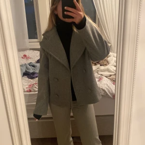 skitsnygg kappa - assnygg kappa som har prislappen kvar, helt oanvänd och i nytt skick