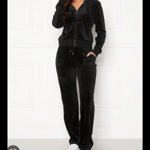 svart juicy set - säljer mitt svarta juicy set. Köptes i butik i göteborg för ett halvår sen❤️skriv för mer info och bilder, tog bilderna för jag är i skolan nu. skickar såklart egna bilder. är öppen för byte mot andra juicy set❤️och pris kan diskuteras 