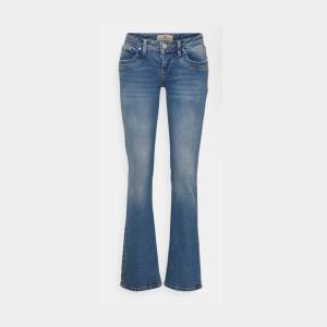 Säljer dessa populära LTB jeans för full pris!! Säljer de för att de är för små i midjan men perfekta i längden, är 163cm och dessa är 25x30 👌🏻 Hoppas någon är intresserad 💞 De low rise!!👍🏻