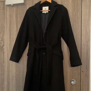 Svart Lexington Ullkappa  - Svart ullkappa från Lexington, nyskick. Storlek XS. Färg: Svart 