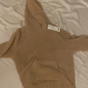HAILYS hoodie  - Helt oanvänd fin och mysig hoodie från HAILYS. Den är storlek XS. Ni får betala frakt.