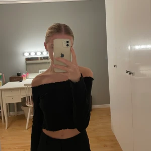 Off shoulder topp - Svart off shoulder topp från hm, bra skick men använd. Frakt ingår inte i priset 