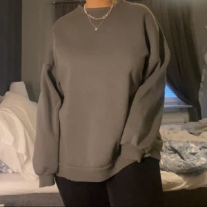 Oversized Sweatshirt - En grå och fin sweatshirt från Nelly. Tröjan är oversized/baggy och knappt använd. Köparen står för frakt 🫶🏼